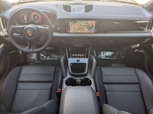 Used 2025 Porsche Cayenne image 22