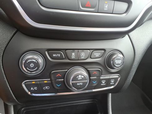 Used 2022 Jeep Cherokee Latitude Lux w/ Sun & Sound Group AWD/4WD image 20