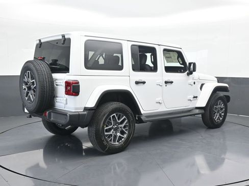 Used 2025 Jeep Wrangler Sahara AWD/4WD image 6