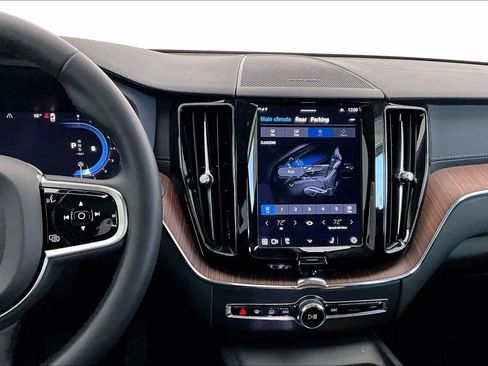 Certified 2023 Volvo XC60 B5 Ultimate w/ Climate Package image 9