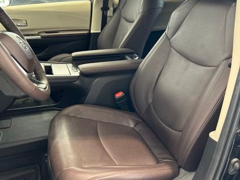 Used 2024 Toyota Sienna Platinum AWD/4WD image 10