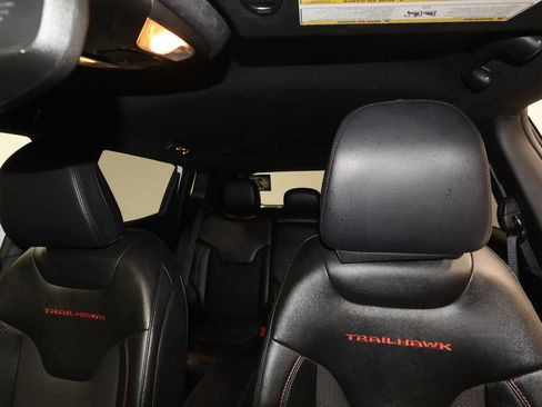 Used 2025 Jeep Compass Trailhawk AWD/4WD image 17