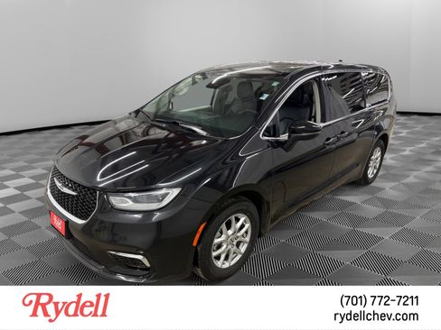 Used 2023 Chrysler Pacifica Touring-L FWD image 1