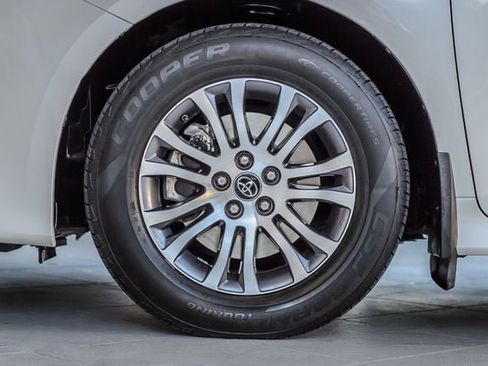 Used 2018 Toyota Sienna XLE Premium image 13