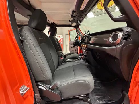 Used 2018 Jeep Wrangler Unlimited Sahara w/ Cold Weather Group AWD/4WD image 46