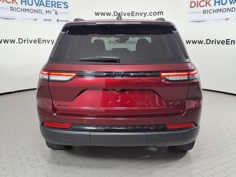 Used 2023 Jeep Grand Cherokee Limited w/ Black Appearance Package AWD/4WD image 5