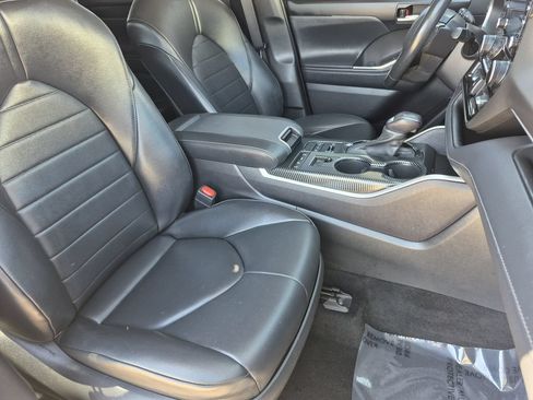 Used 2022 Toyota Highlander XLE AWD/4WD image 16
