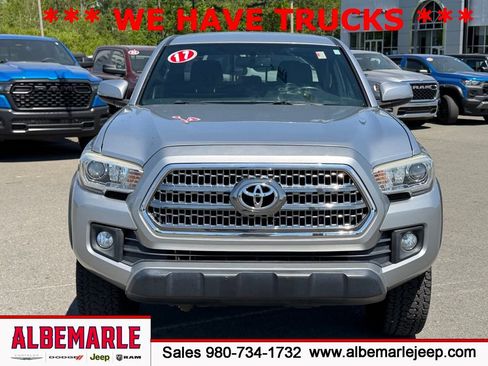 Used 2017 Toyota Tacoma TRD Off-Road w/ Tow Package (A/T) image 9