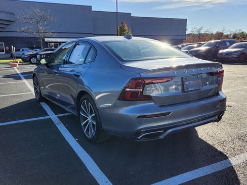 Used 2021 Volvo S60 T5 Momentum image 9
