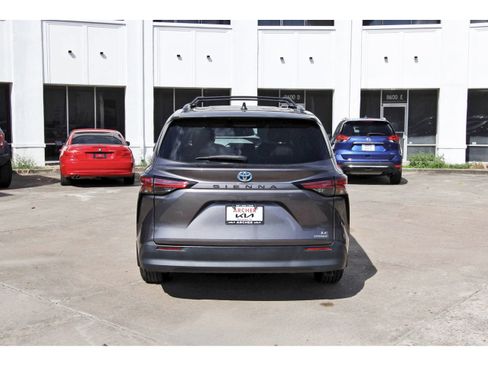 Used 2022 Toyota Sienna LE FWD image 6