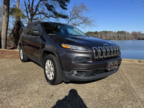 Used 2016 Jeep Cherokee Latitude w/ Cold Weather Group image 1