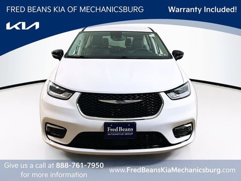 Used 2024 Chrysler Pacifica Touring-L FWD image 2
