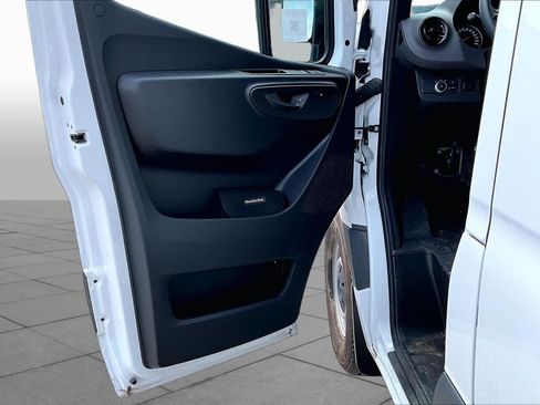 Used 2025 Mercedes-Benz Sprinter 2500 image 24
