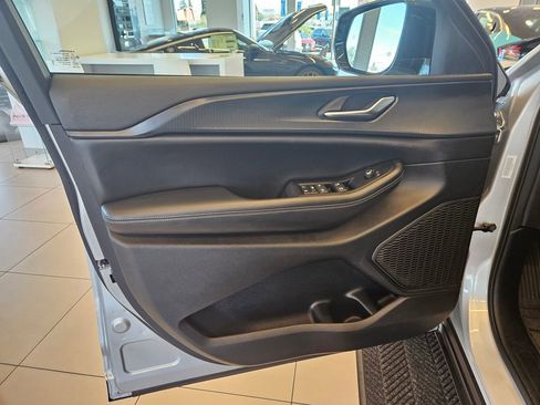 Used 2024 Jeep Grand Cherokee L Laredo image 13