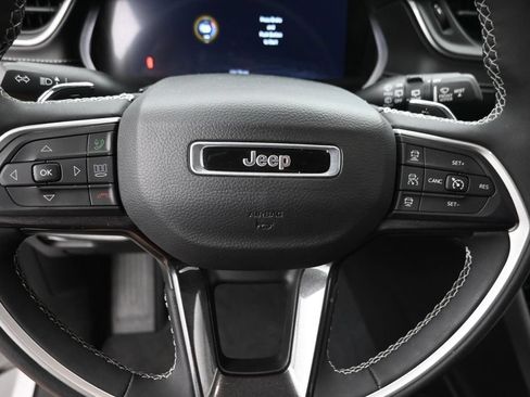 Used 2023 Jeep Grand Cherokee Altitude AWD/4WD image 17