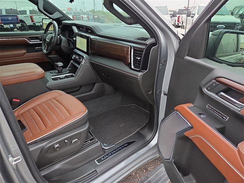 Used 2025 GMC Sierra 1500 Denali Ultimate image 12