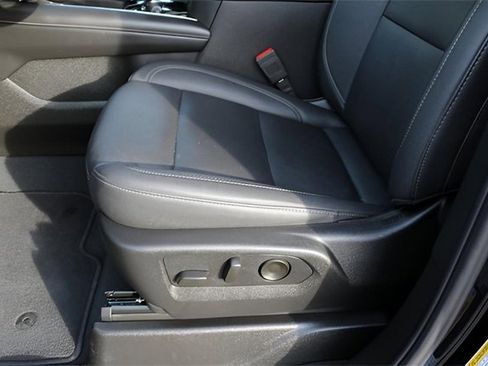 Used 2025 Chevrolet Suburban Z71 image 12