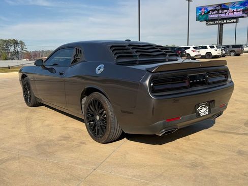 Used 2018 Dodge Challenger R/T image 3