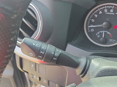 Used 2020 Toyota Tacoma SR5 AWD/4WD image 29