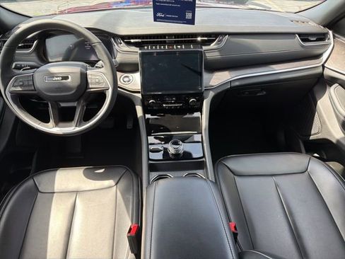 Used 2025 Jeep Grand Cherokee Limited image 14