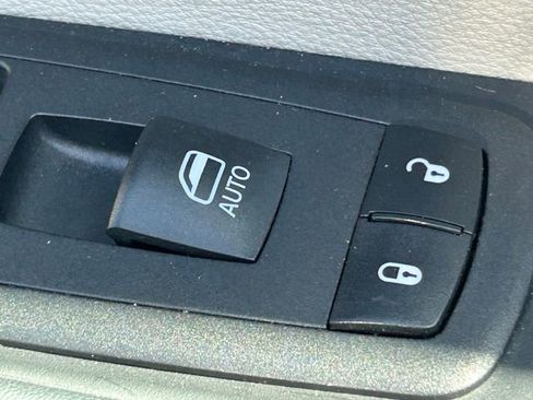 Used 2023 Chrysler Pacifica Touring-L FWD image 38