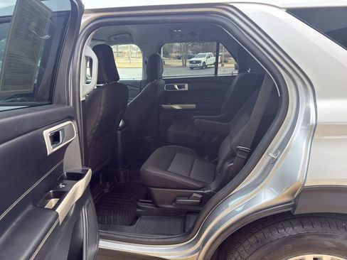 Used 2022 Ford Explorer XLT image 10