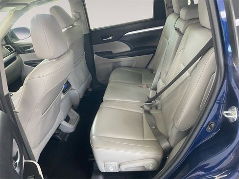 Used 2016 Toyota Highlander XLE image 12