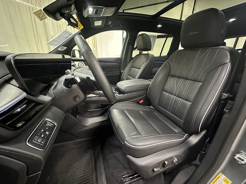 Certified 2025 Buick Enclave Avenir image 28
