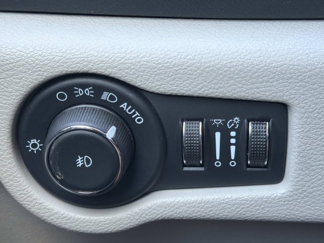 Used 2024 Chrysler Pacifica Touring-L FWD image 20