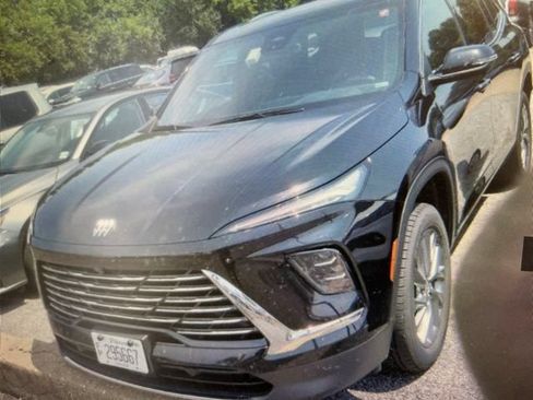 Used 2025 Buick Enclave Preferred AWD/4WD image 2