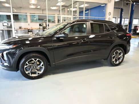 Used 2025 Chevrolet Trax LT w/ Driver Confidence Package image 7