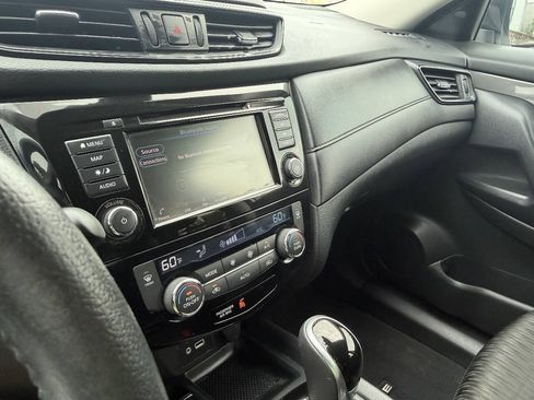 Used 2019 Nissan Rogue SV w/ Premium Package FWD image 24