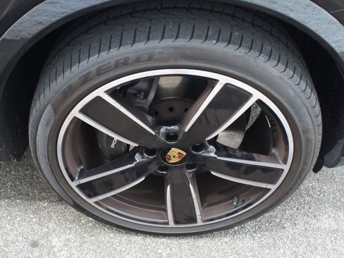 Used 2023 Porsche Cayenne AWD/4WD image 3