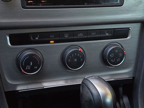 Used 2017 Volkswagen Golf S image 19