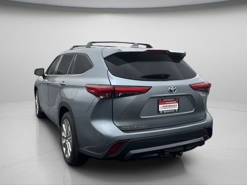 Used 2023 Toyota Highlander Limited image 6