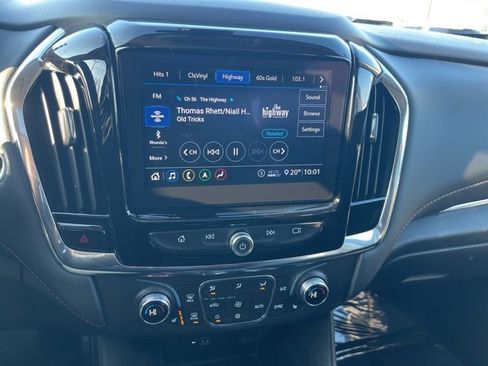 Used 2021 Chevrolet Traverse LT w/ LT Premium Package image 24