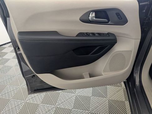 Used 2023 Chrysler Pacifica Touring-L image 10
