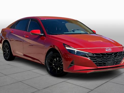 Used 2022 Hyundai Elantra SEL w/ Convenience Package FWD image 3