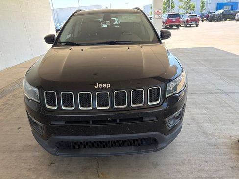 Used 2018 Jeep Compass Latitude w/ Popular Equipment Group FWD image 2