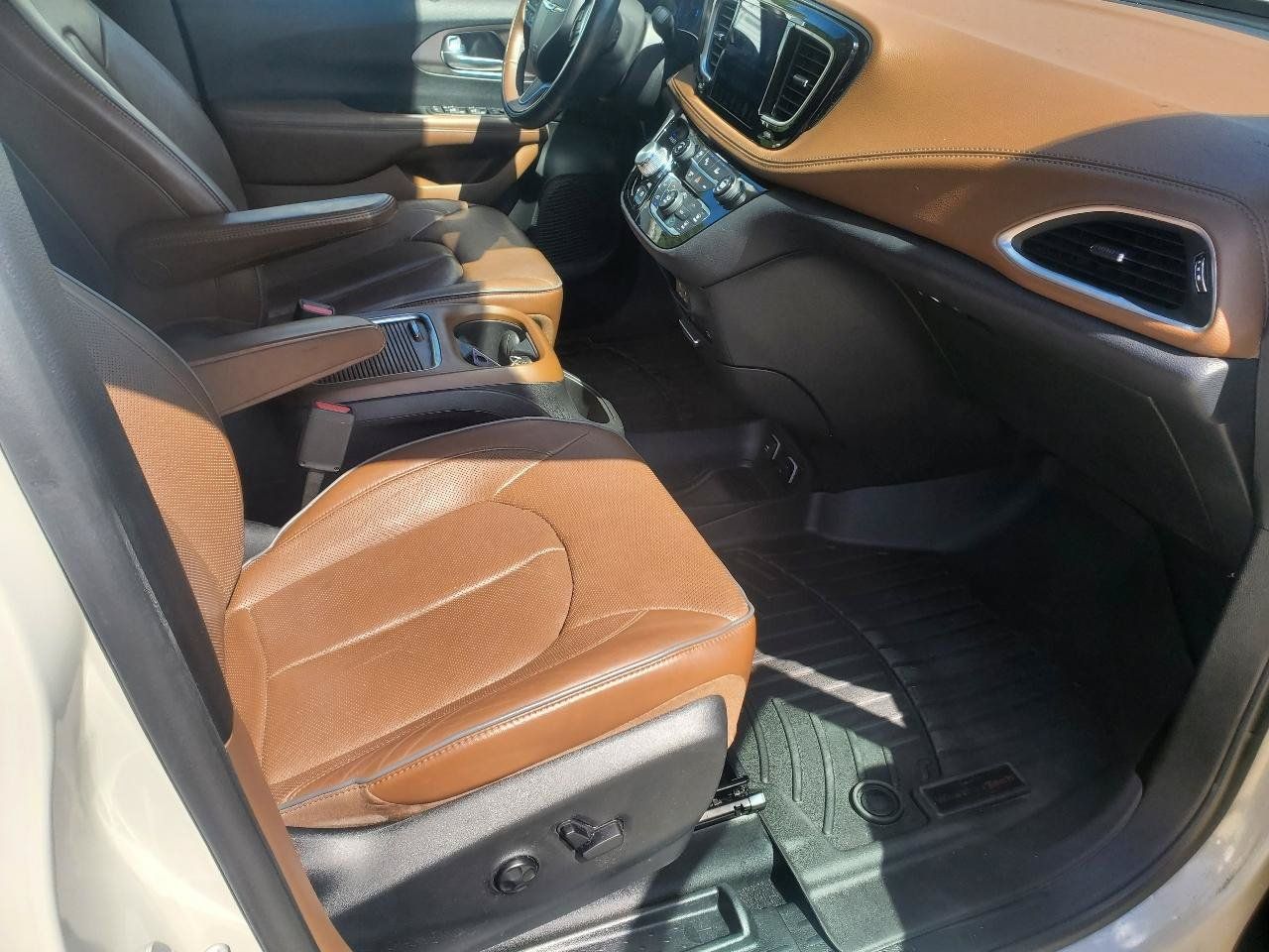 Used 2017 Chrysler Pacifica Limited FWD image 5