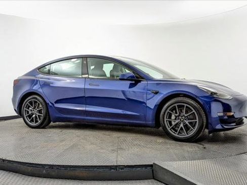 Used 2023 Tesla Model 3 Standard Range image 9