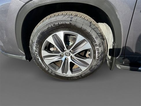 Used 2021 Toyota Highlander XLE image 15