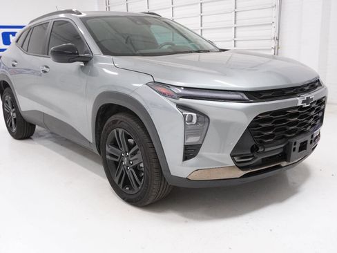 Used 2025 Chevrolet Trax ACTIV w/ Sunroof Package image 3