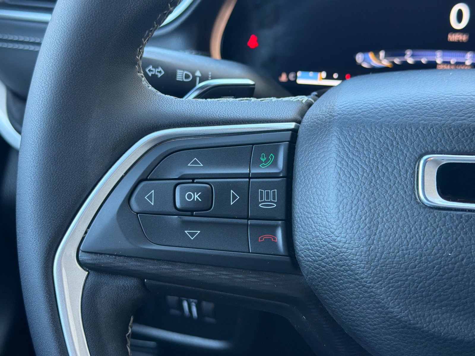 Used 2023 Jeep Grand Cherokee Altitude RWD image 28