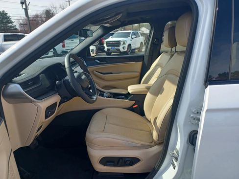 Used 2023 Jeep Grand Cherokee L Limited w/ Luxury Tech Group II image 7