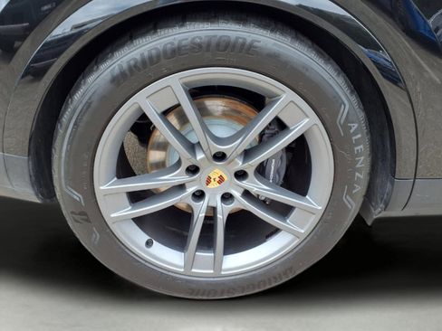 Used 2024 Porsche Cayenne AWD/4WD image 9