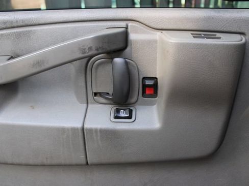 Used 2017 GMC Savana 2500 RWD image 8