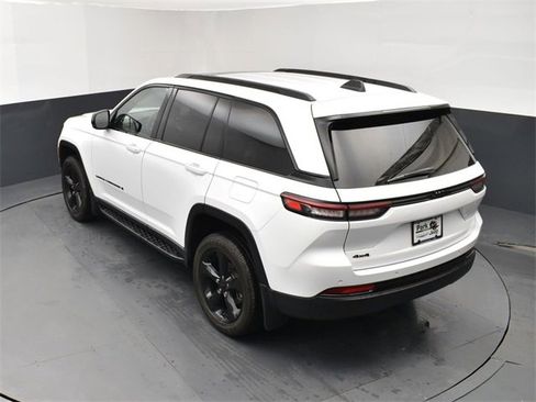 Used 2023 Jeep Grand Cherokee Altitude image 16