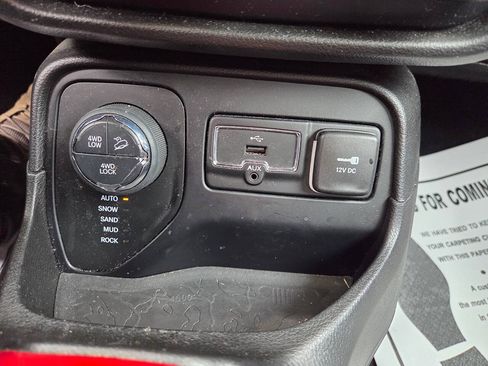Used 2016 Jeep Renegade Trailhawk w/ Premium Trailhawk Package AWD/4WD image 6