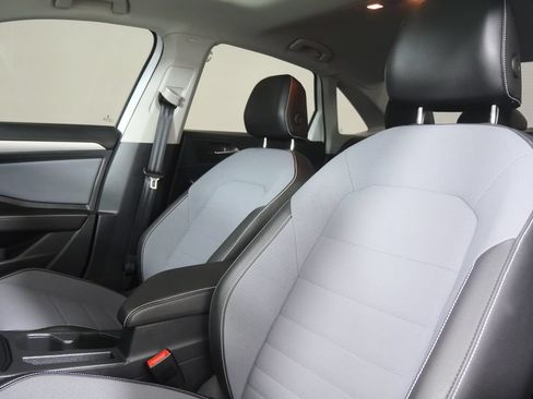 Used 2025 Volkswagen Jetta SE FWD image 10